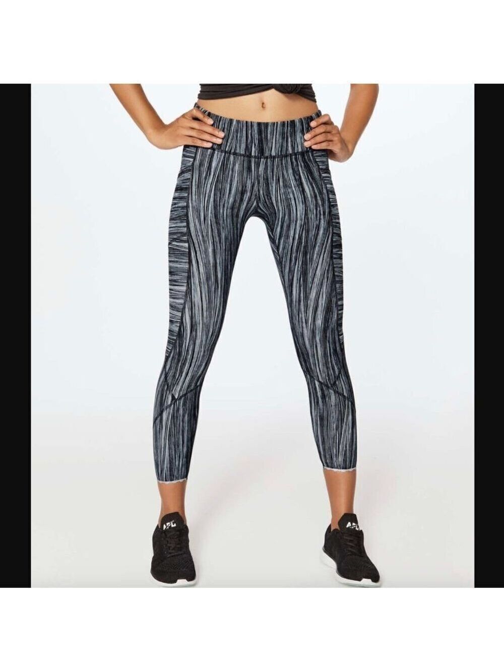 Lululemon Tight Stuff Tight II 25 Inch Low Tide White Black Size 6